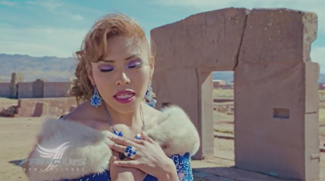Yarita Lizeth en la Puerta del Sol, Bolivia