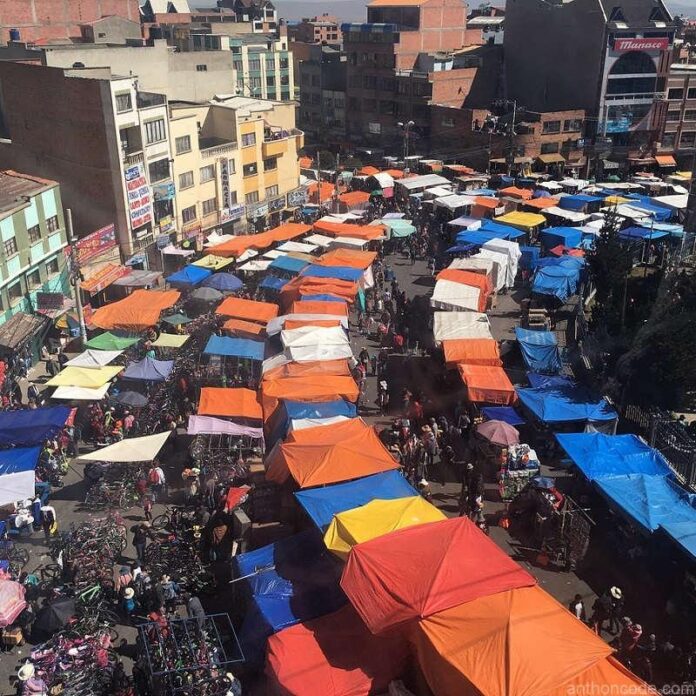 Venta informal en El Alto feria 16 de Julio