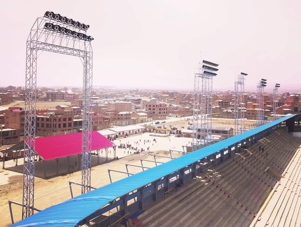 Modernas luminarias, afuera caminos de tierra