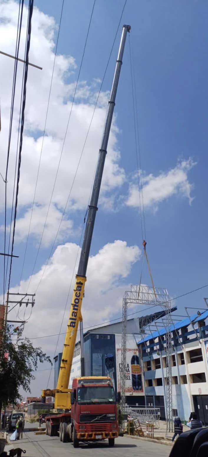 Gruas levantando las luminarias en el Estadio de Villa Ingenio