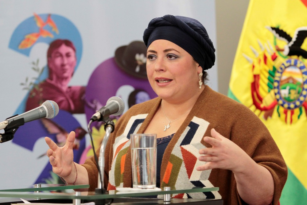 María Nela Prada con símbolos de la Chakana en su atuendo