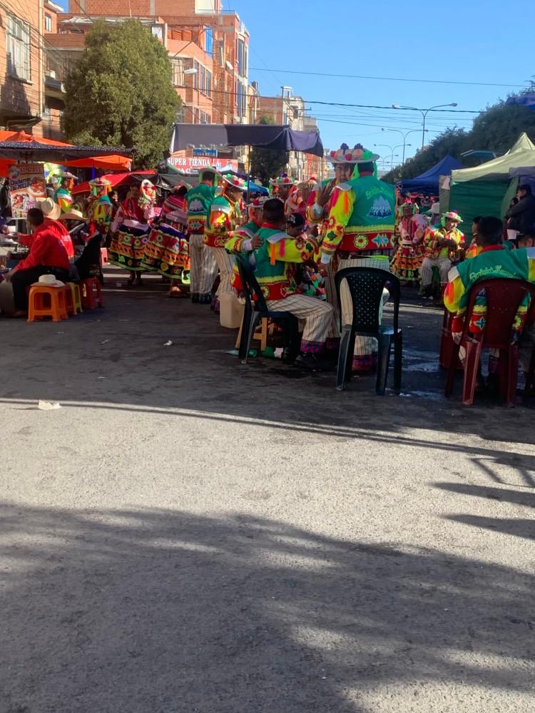 Danzarines tomando en las calles