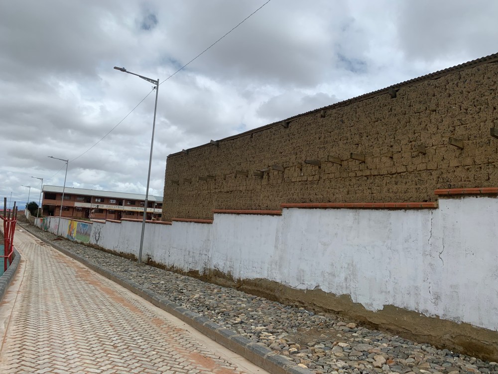 Colegios de adobe en Villa Ingenio