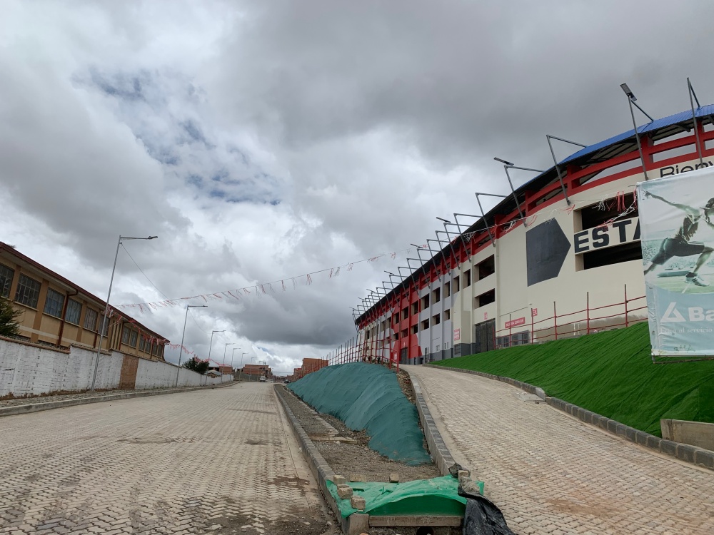 Estadio con caminos de tierra en El Alto