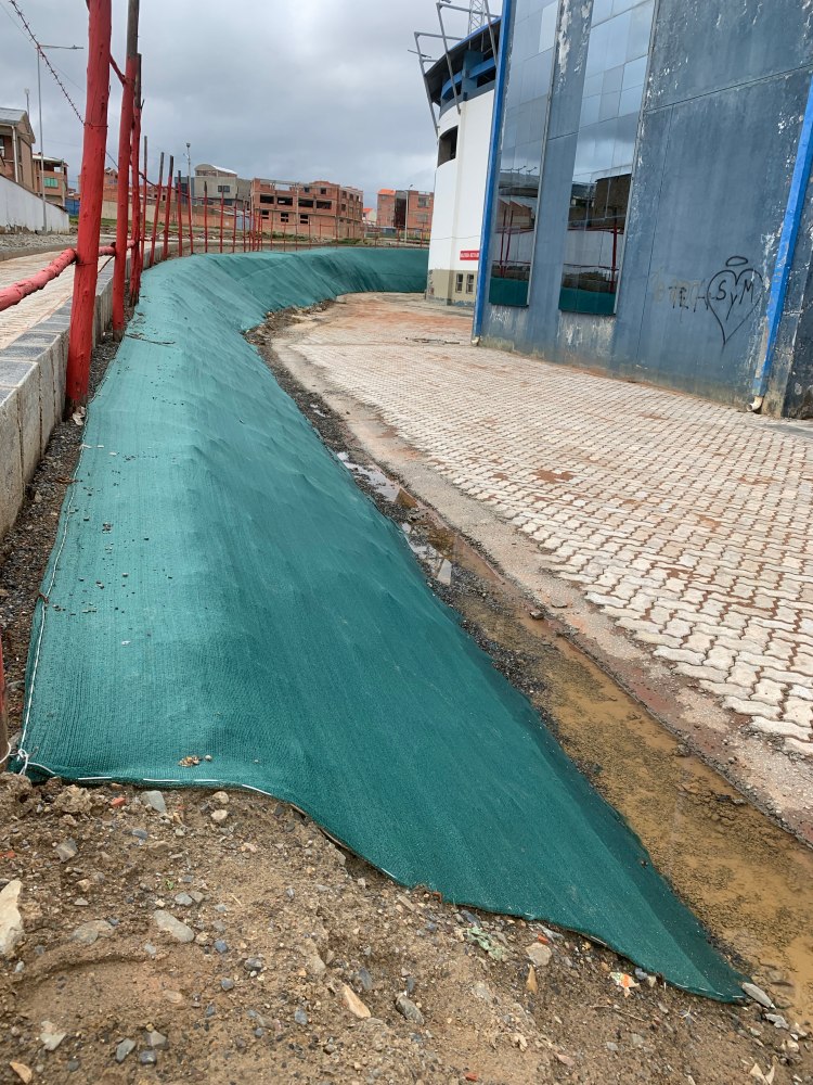 Jardineras en el Estadio de El Alto
