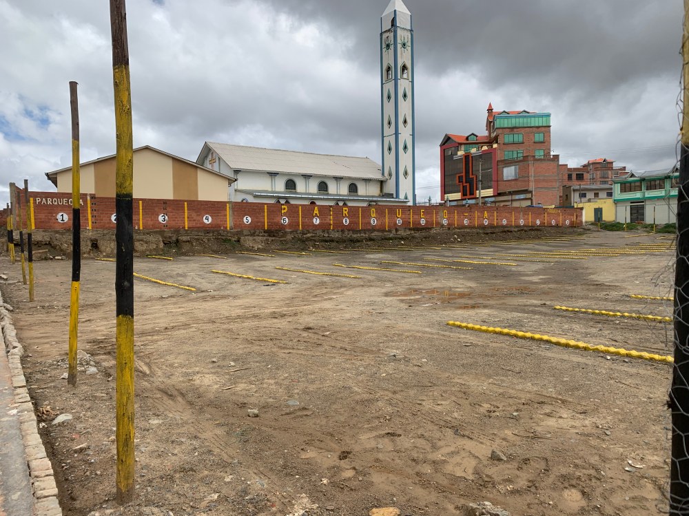 Parqueo improvisado en El Alto